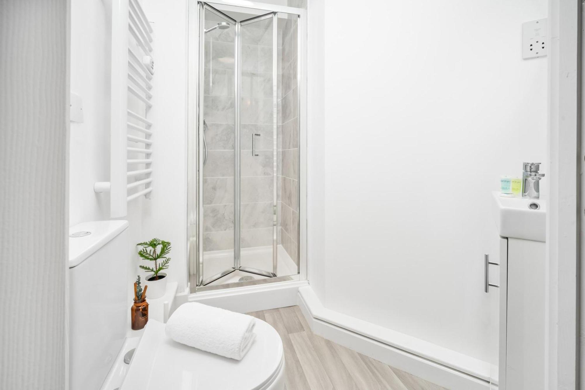 2 Bedroom Deluxe - Off-street Parking - Wifi - Netflix - Rated - 49c Apartment *