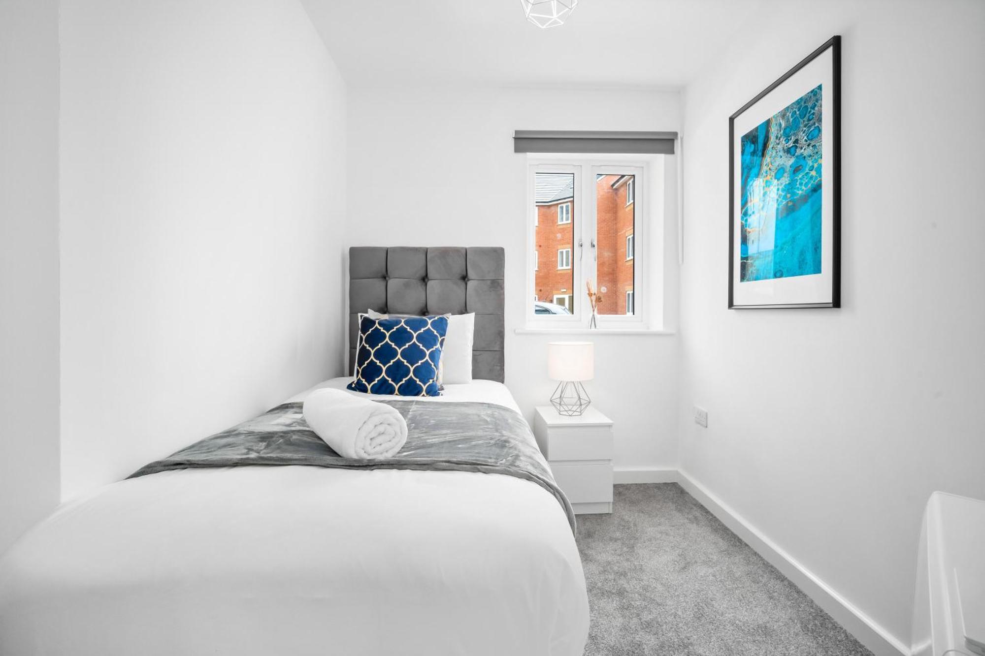 2 Bedroom Deluxe - Off-street Parking - Wifi - Netflix - Rated - 49c Apartment *