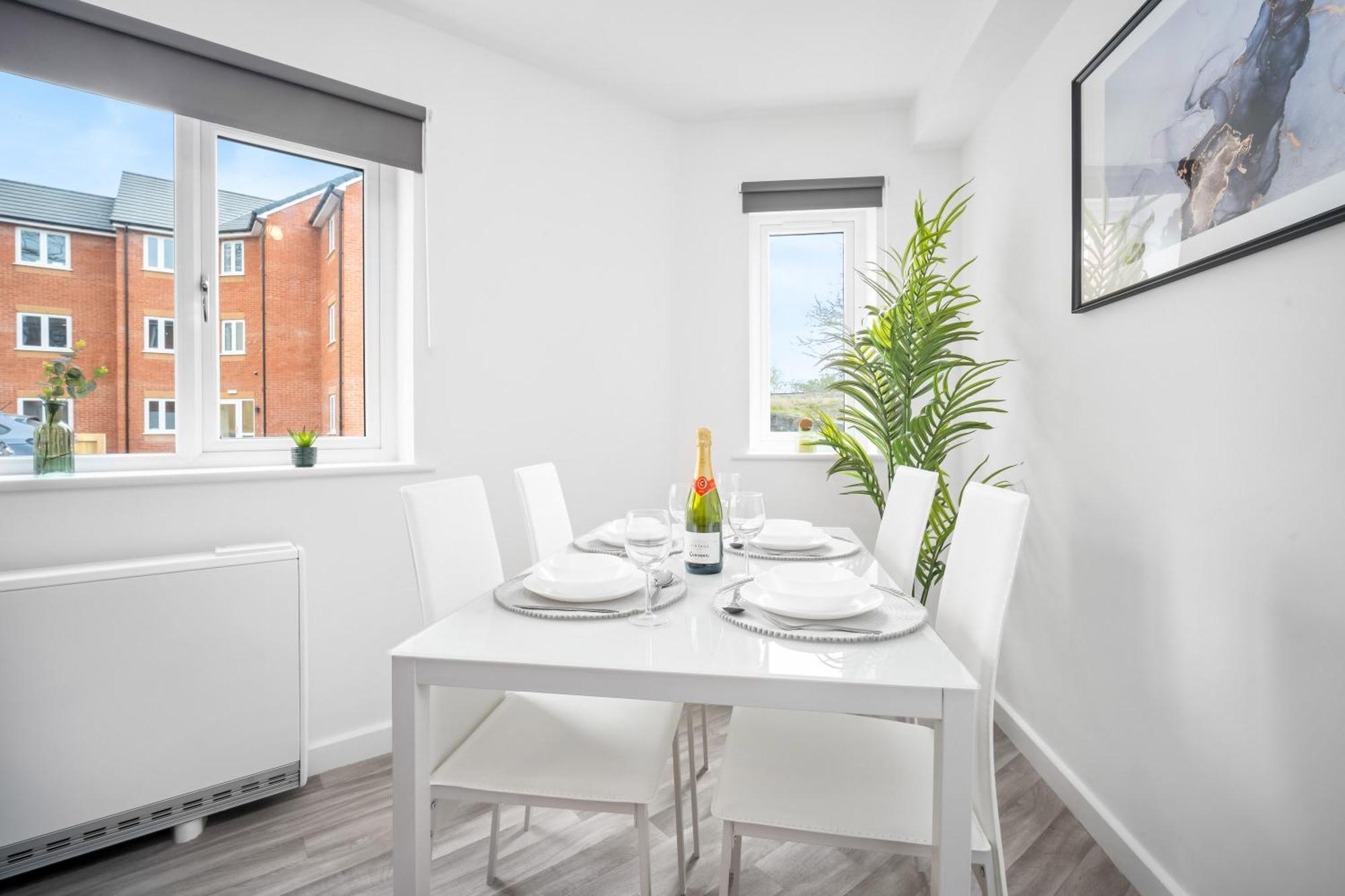 2 Bedroom Deluxe - Off-street Parking - Wifi - Netflix - Rated - 49c * Cradley Heath