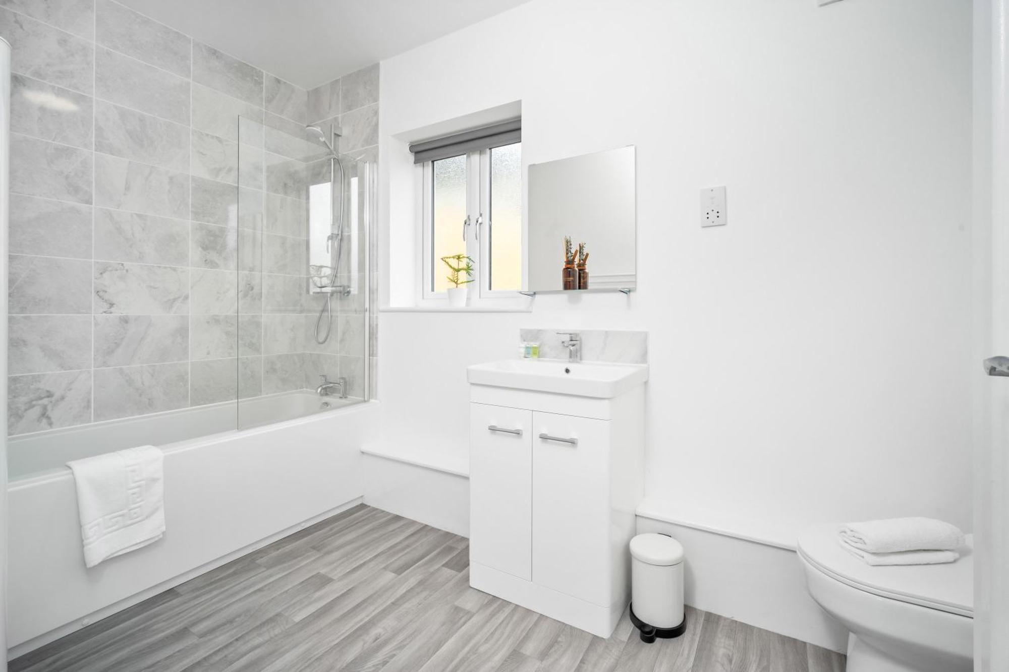 2 Bedroom Deluxe - Off-street Parking - Wifi - Netflix - Rated - 49c